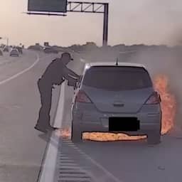 Video | Politieagent slaat ruit in en trekt man uit brandende auto in VS