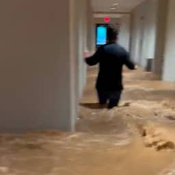 Video | Amerikaan filmt ondergelopen hotellobby tijdens overstromingen
