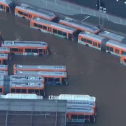 Video | Tientallen bussen staan op ondergelopen busdepot in VS
