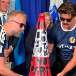 Video | Schotse fans schenken Boston pylon na grappen met standbeelden