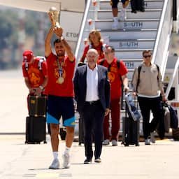 Live WK | Rodri toont wereldbeker bij aankomst op luchthaven van Madrid