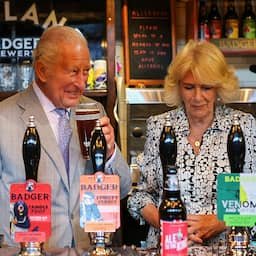 Video | Koning Charles spoelt verlies Engeland weg met biertje
