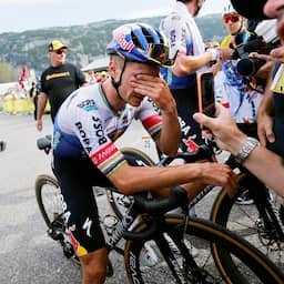 Evenepoel 'trilt van emoties' na triomf in Tour: 'Pogacar volgen is enorme stap'