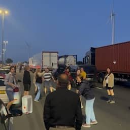 Video | Gestrande automobilisten dansen en voetballen tijdens urenlange file in België