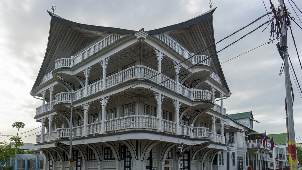 Unesco zet historisch centrum Paramaribo op de lijst van bedreigd werelderfgoed