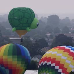 Video | Luchtballonnen stijgen op vanuit Joure tijdens festivaljubileum