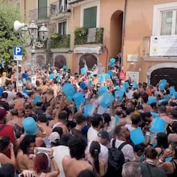 Video | Italianen houden massaal watergevecht in bewust overstroomd stadje