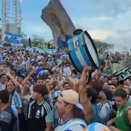 Video | Honderden fans van Argentinië bouwen massaal feestje voor halve finale WK