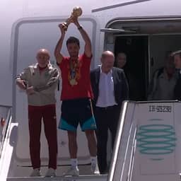 Video | Rodri stapt met wereldbeker uit vliegtuig nadat Spanje in Madrid is geland