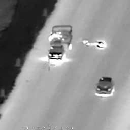 Video | Politie arresteert Amerikaan die vuurwerk afsteekt vanuit rijdende truck