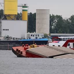 Video | Hulpdiensten zoeken naar opvarende van gezonken duwboot in Amsterdam