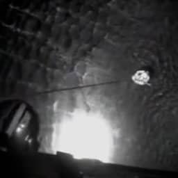 Video | Helikopter redt vrouw midden in de nacht uit ijskoude zee in VS
