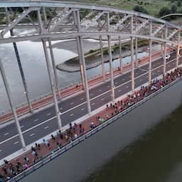 Video | Drone filmt duizenden wandelaars op Waalbrug bij start Vierdaagse