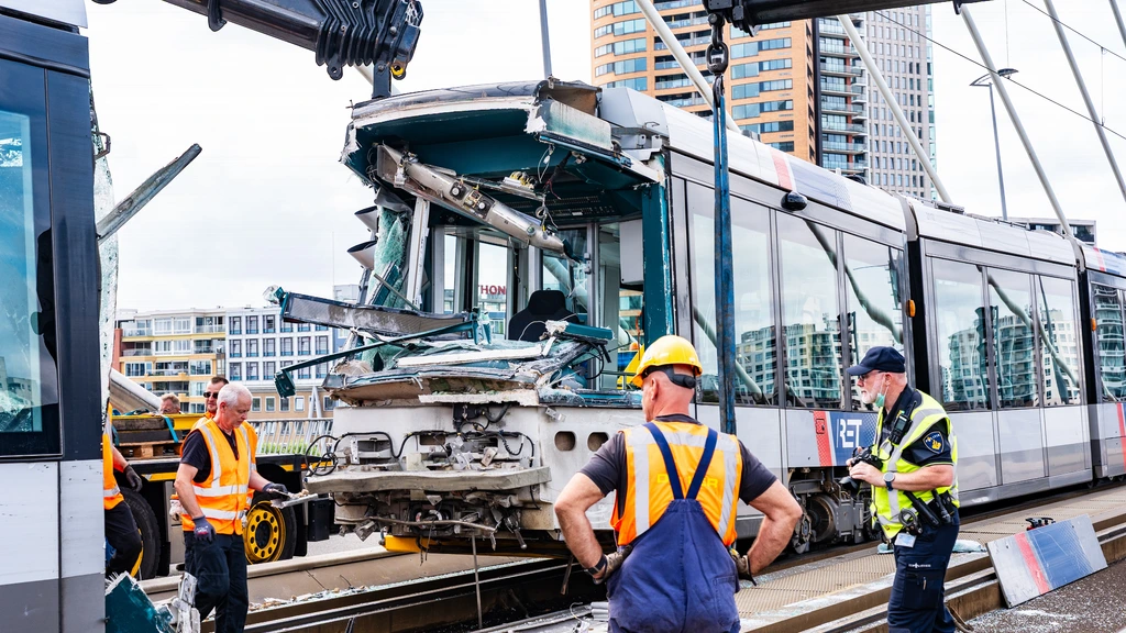 Ook ov-vervoer hervat op Erasmusbrug na wegtakelen gebotste tramstellen