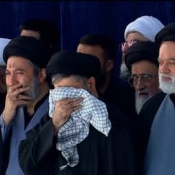 Video | Drie zonen van omgekomen Iraanse leider Khamenei bidden bij kist