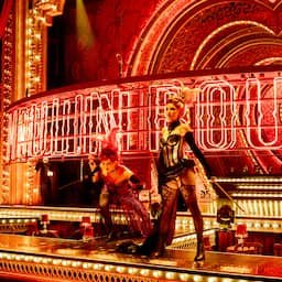 Sprinklers zetten decor Moulin Rouge! onder water, voorstellingen geschrapt