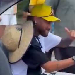 Video | Neymar rijdt na WK-uitschakeling rond in scootmobiel in attractiepark