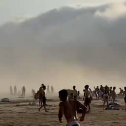 Video | 'Tsunamiwolk' verrast strandgangers in Frankrijk met zandstorm