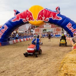 Video | Race met zitmaaiers op Zwarte Cross zorgt voor chaotisch spektakel