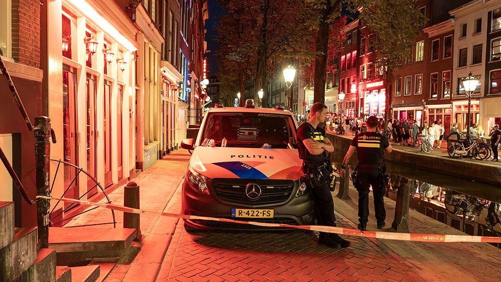 Politie houdt grote actie tegen mensenhandel in Amsterdamse rosse buurt