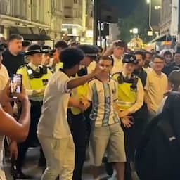 Video | Politie verwijdert Argentiniëfan uit groep boze Engelandsupporters