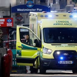 Vijf agenten gewond nadat politieboot op Londense Westminister Bridge knalt