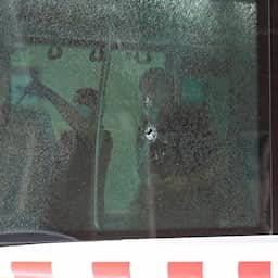 Video | Kogelgat te zien nadat bus met inzittenden is geraakt in Rotterdam