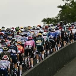Live Tour | Philipsen wint tussensprint van loodzware bergrit, zon keert terug na fikse regenbu