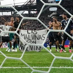 FIFA stelt onderzoek in naar Argentijnse spandoeken over Falklandeilanden