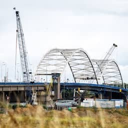 Vrachtwagens rijden tóch over onveilige Merwedebrug: 'Impact verbod is enorm'