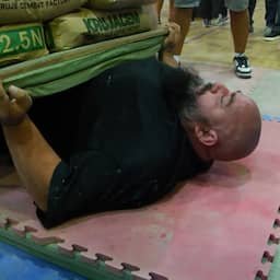 Video | Extreme sporter bedolven onder 2.000 kilo cement en vestigt wereldrecord