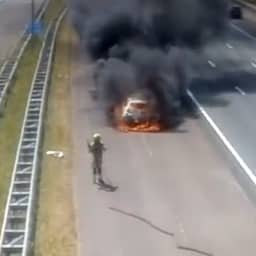 Video | Brandende auto hult A4 bij Hoogmade in rookwolken