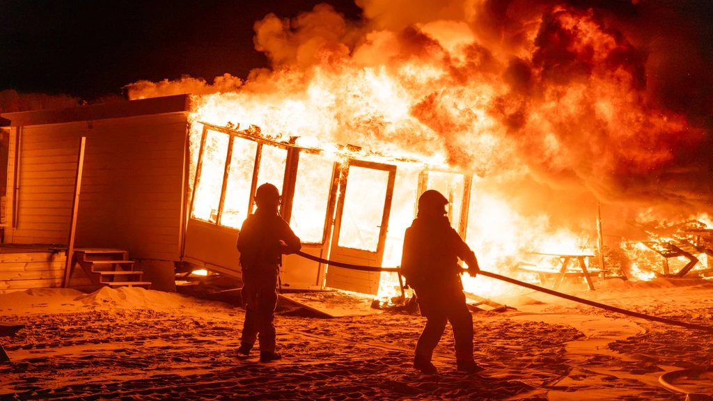 Politie houdt man aan voor brandstichting strandhuisjes Wijk aan Zee