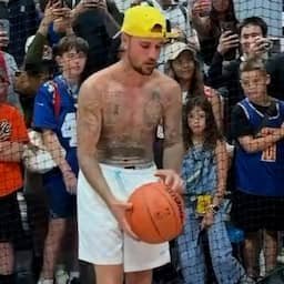 Video | Bieber pingpongt zonder shirt met Djokovic en toont basketbalskills