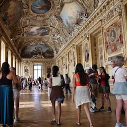 Deel van Louvre weer open waar miljoenenroof was, maar zonder kroonjuwelen