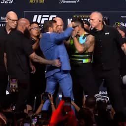 Video | McGregor rent op tegenstander af en trekt zonnebril af tijdens staredown