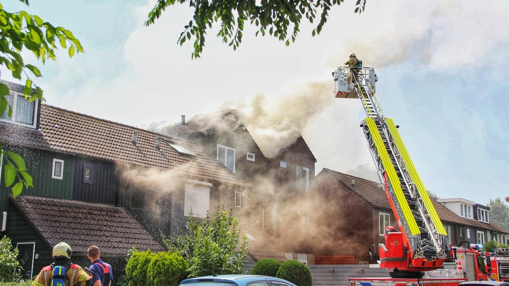 Drie houten huizen deels ingestort door brand in woonwijk Nieuwegein