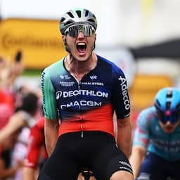 Olav Kooij sprint met overmacht naar zijn eerste ritzege in Tour de France