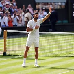 Djokovic wint weer op Wimbledon en heeft er nu vaker gewonnen dan Federer