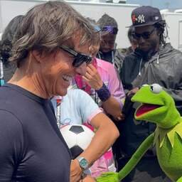 Video | Tom Cruise overlegt met Kermit over optreden WK-finale in New York