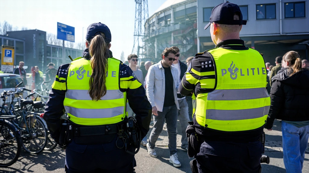 Zeven aanhoudingen na mishandeling Algerijnse voetbalfans voor WK-uitzwaaiwedstrijd