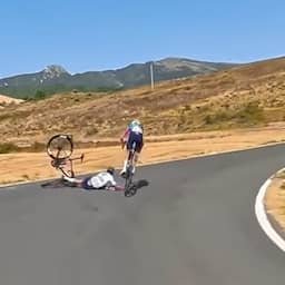 Video | Spaanse amateurwielrenner ontwijkt valpartij op spectaculaire wijze
