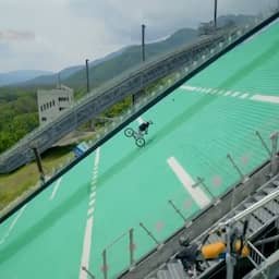 Video | BMX'er rijdt met 60 kilometer per uur op één wiel achteruit van skischans