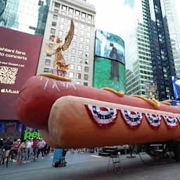 Video | Kunstenaars pronken met enorme hotdog op Times Square