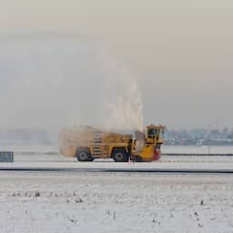 Ruim negenduizend minder vluchten op Schiphol door kou en oorlog