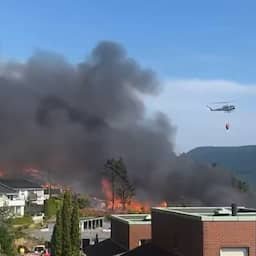 Video | Blushelikopters proberen brand in Noorse woonwijken te blussen