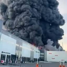 Video | Werknemer filmt hoe drones Russische pakhuizen in brand zetten