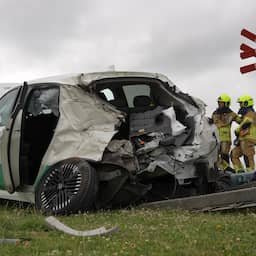 Video | Achterkant taxi verwoest na aanrijding met trein bij Valburg