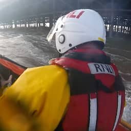 Video | Kinderen ternauwernood gered uit wilde zee bij Engelse pier