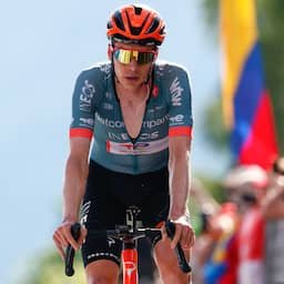 Live Tour | Arensman betrokken bij nare valpartij aan begin van snikhete bergrit